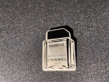 (X) PINS BADGE ENAMEL VINTAGE COLLECTION LUXE PARFUM EGOISTE CHANEL ARGENTE