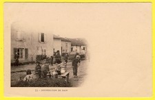 cpa Dos 1900 Scène de Vie MILITAIRE Village DISTRIBUTION de PAIN Képi Blanc