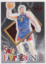 2024-25 Panini NBA Court Kings N° 26 Nikola Jokic Auto-Expression Rouge 93/149