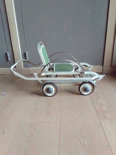Ancienne poussette pliable 