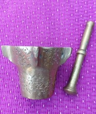Vintage: ancien joli petit mortier et son pilon en bronze 350 g.  C24