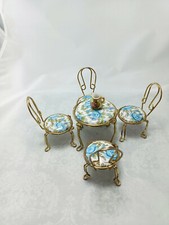 Miniature, la table et ses 4 chaises en porcelaine et métal doré.