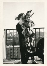 Snapshot femme balcon enfant