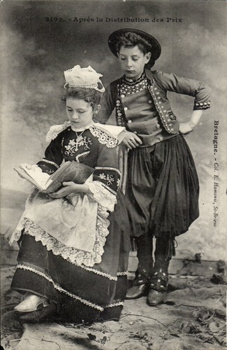Deux enfants costume breton - en,