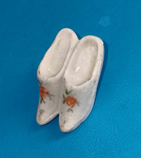 Fève DOUBLE SABOTS décor FLEUR ORANGE longueur 3cm porcelaine émaillée