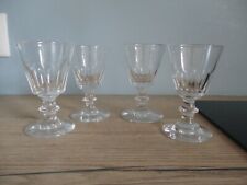 4 petits verres sur pied  à