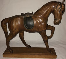 CHEVAL AU PAS EN CUIR SOCLÉ