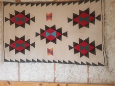 Je vends un unique tapis berbere de la ville tunisienne de Kairouan.