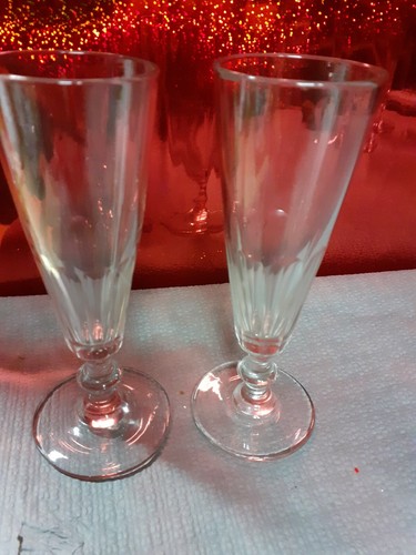 Ancien verre pied - à,