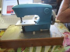 Jouet: joli petite machine à coudre 