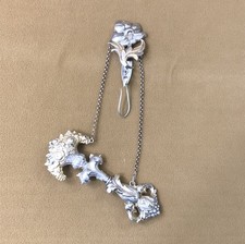 ancienne chatelaine porte aiguilles métal argenté et doré XIX clavet étui chaine