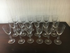 31 verres vin blanc modèle Ové délia Daum France h: 16.5 cm (prix la pièce)