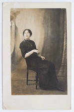 Femme élégante lumière studio assise chaise 1913, Vannes - Photo ancienne RPPC