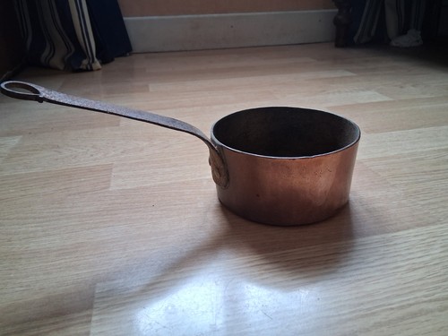 Très ancienne casserole - , en