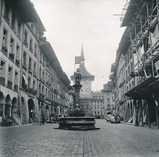 SUISSE c. 1940 - Voitures Tour de l'Horloge Fontaine de l'Ours à Berne - DIV8340