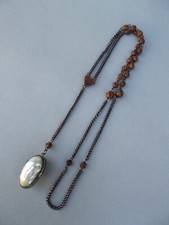 ancien collier œuf en nacre porte chapelet rosaire en bois sculpté XIX eme