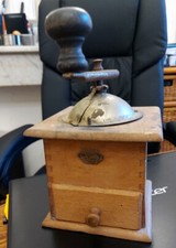 Ancien moulin à cafe en bois