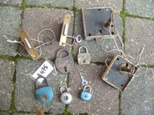 LOT A475 DE 4 SERRURES ANCIENNES DE PORTE SERRURE + 5 CADENAS ANCIENS CLE CLEF