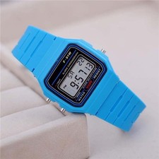 Charmante montre électronique lumineuse disponible en différentes couleurs et