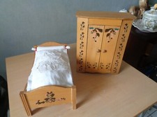 CHAMBRE DE POUPEE ANCIENNE UN LIT UNE ARMOIRE LINGE DU LIT