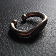 Bague en argent de style gaulois imitation torque extrémités boulettées