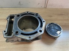 UN CYLINDRE PISTON ARRIERE