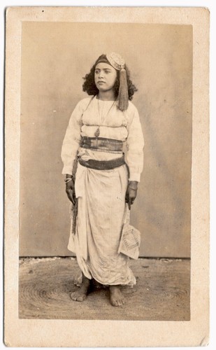 Jeune fille kabyle tenue