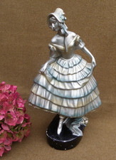 STATUETTE EN PLÂTRE ART DECO - JEUNE ÉLÉGANTE DU XIXe DANSANT LE MENUET - 30 cm
