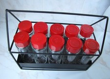 10 pots vides à épices dans un support forme maison en métal noir