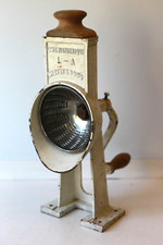 Moulin à manivelle à gruyère en fonte " L'Hemisphère " époque XXeme