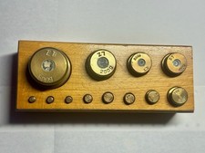 Ancienne boîte de 12 poids en laiton complète à tête plate de 500g à 1g.