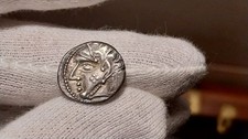Drachme CARNUTES GALLIEN ( joue tatouée ) Rareté R3 au loup et cheval . ARGENT .