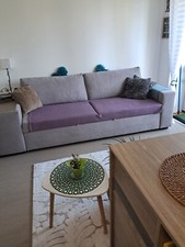 canapé convertible 3 places,cause déménagement. Avec 2 poufs sur un côté 