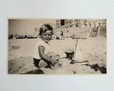 Garçon plage petit bateau jouet - Photo ancienne snapshot Knokke 1948