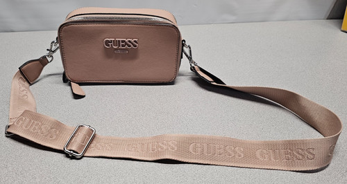 Nwt guess logo embossed - logo,