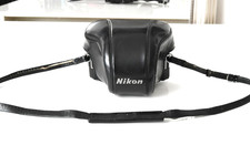 Superbe Nikon F Apollo , Nikkor 50mm / f: 2 , dans sa Sacoche en cuir