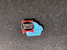 (Z1) PINS BADGE ENAMEL VINTAGE COLLECTION L'UNIVERS DU CUIR CANAPE BLEU