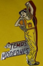 PIN'S TRES RARE CHARLIE CHAPLIN " LES TEMPS MODERNES " SIGNER ZREIK AU DOS 1988!