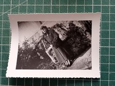 VR472 CIRCA 1950 belle photo jeune femme extérieur manteau