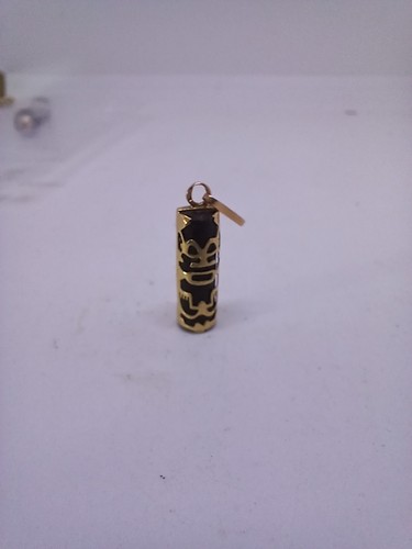 Charmant petit pendentif tiki - charmant,