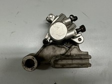 UN ETRIER DE FREIN ARRIERE