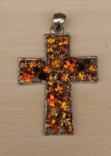 Beau pendentif croix en métal blanc et pierres en verre multicolores 5,5 cm