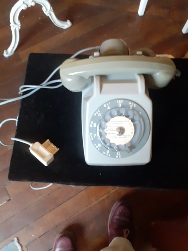 Ancien téléphone fixe - , à