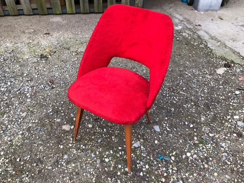 Ancienne chaise moumoute rouge