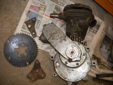 un moteur moto ancienne 350 latérale Favor clermont Ferrand non terrot peugeot