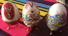 3 oeufs  ( boites a ouverture ) style Faberge divers decors 10cm ( sans marque )