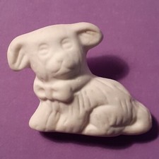 Fève   CHIEN ASSIS - Biscuit blanc dos plat  Hr 2,5cm