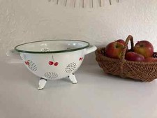 23⚜️ Ancienne Passoire en Tôle Émaillée Cerise Égouttoir 3 Pieds Diamètre 22 Cm