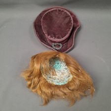 Perücke Et Chapeau En Velours