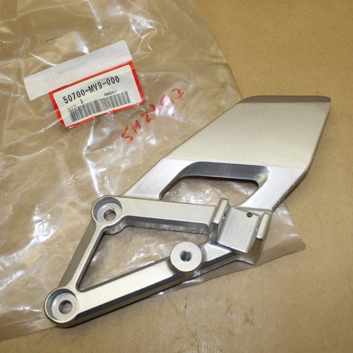 Platine repose pied gauche - platine,